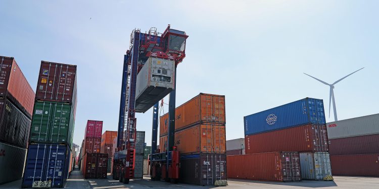 Eight hybrid straddle carriers enter operation at HHLA’s CTT