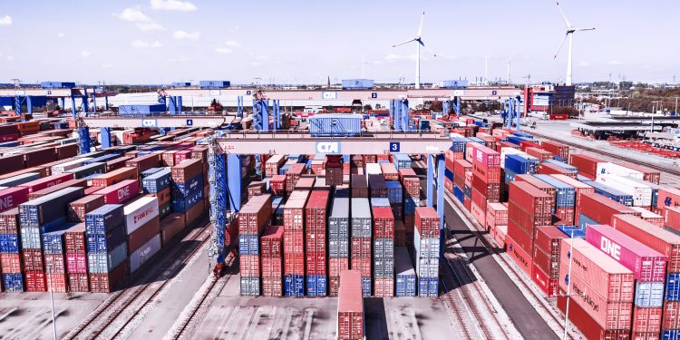 HHLA and ABB collaborate to improve large automatic stacking crane efficiency