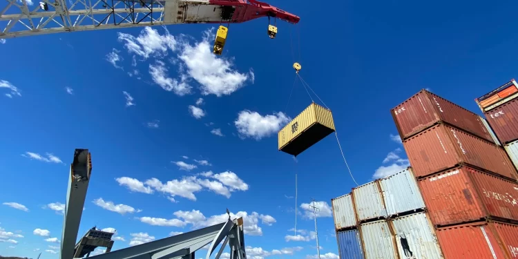 Salvors begin removing containers from Dali