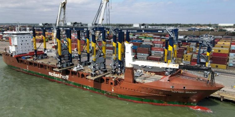Port of Felixstowe receives five new automated RTGs