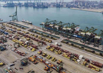 electric and hydrogen-powered port equipment