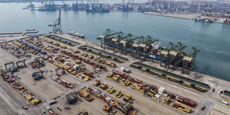 electric and hydrogen-powered port equipment